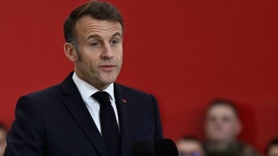 ماكرون يظهر بعين محمرة خلال خطاب رسمي ويطمئن الرأي العام