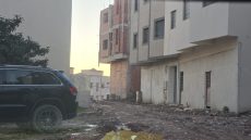 طنجة… منازل تُبنى قبل الطرق والصرف الصحي بنفوذ الملحقة العاشرة: من يرخص للبناء في أحياء بلا بنية تحتية؟