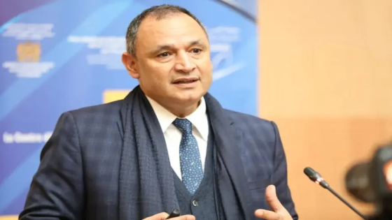 تصريحات رياض مزور حول مغاربة العالم تثير جدلاً واسعاً… هل تتأثر ثقة الجالية في الحكومة؟