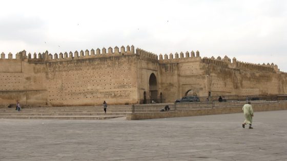 تنشيط ساحة باب أبي الجنود بفاس… مبادرة إيجابية تثير جدل الإقصاء ومعايير الاختيار