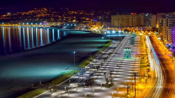 فوضى السمسرة السياحية بكورنيش طنجة… أرباب فنادق يشتكون من “مرشد مزور” يوجه الزوار نحو الشقق المفروشة