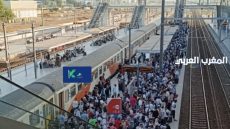 محطة القطار بالقنيطرة تكتسي حلة العيد… حشود المسافرين تعانق دفء الأسرة وفرحة اللقاء