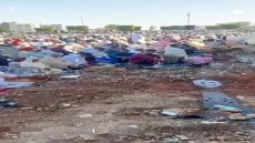 العيد بعين عودة يتحول إلى موجة غضب… مصلون يؤدون صلاة العيد وسط الأزبال وروائح الصرف الصحي
