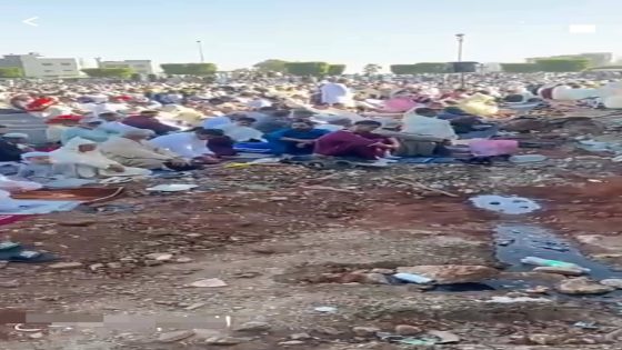 العيد بعين عودة يتحول إلى موجة غضب… مصلون يؤدون صلاة العيد وسط الأزبال وروائح الصرف الصحي