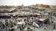 ساحة جامع الفنا بين الماضي والحاضر… هل يتعلق الأمر بسوء التدبير أم باختيارات مثيرة للجدل؟