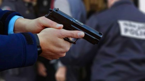 استعمال السلاح الوظيفي لتوقيف شخص هاجم شرطياً بكلب شرس أمام مفوضية الشرطة بأزرو