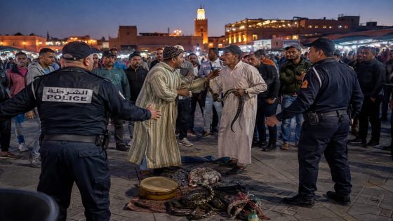 شجار بين مروضي الأفاعي يستنفر المصالح الأمنية بساحة جامع الفنا بمراكش